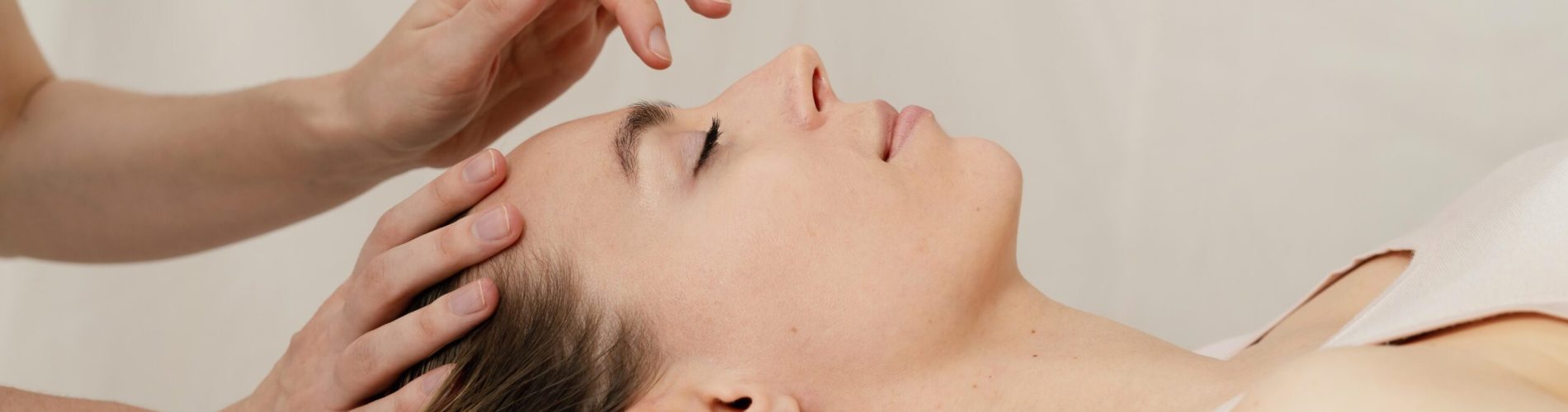 therapeut-die-het-hoofd-van-de-patient-masseert